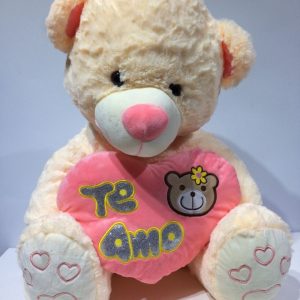 Oso con osito bordado en corazón