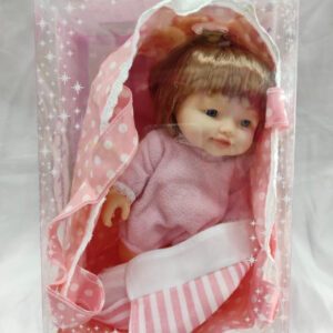muñeca en canasto 2 colores 22cm con caja transparente (120)