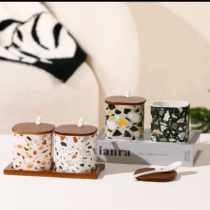 SET DE ESPECIEROS CERAMICAS X 2 ESTILO PIEDRITAS CON TAPAS DE MADERA REDONDO, 8CM X 8M, 300ML, CON CUCHARITA Y BASE DE MADERA