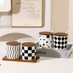 SET DE ESPECIEROS CERAMICA X 2 ESTILO PATRON CON TAPAS DE MADERA REDONDO, 8CM X 8CM 300ML, CON BASE DE MADERA