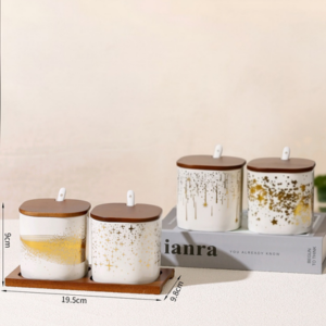 SET DE ESPECIEROS CERAMICA X 2 ESILO DORADO CON TAPAS DE MADERA CUADRADO, 8.5CM X 8CM 310ML, CON BASE DE MADERA