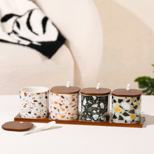 SET DE ESPECIERO CERAMICA X 4 ESTILO PIEDRA CON TAPAS DE MADERA CUADRADO, 8.5CM X 8CM 310ML, CON BASE DE MADERA