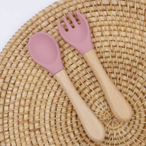 AA1658 TENEDOR Y CUCHARA SILICONA CON MANGO MADERA
