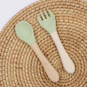 AA1661 TENEDOR Y CUCHARA SILICONA CON MANGO MADERA