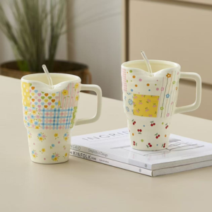 VASO CERAMICA CON TAPA Y SORBETE CON FLORCITAS