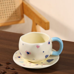 TAZA CERAMICA CON PLATOS CON CORAZONES Y RAYITAS