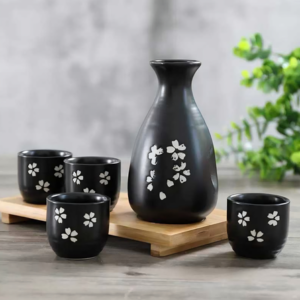 SET DE SAKE CERAMICA NEGRO CON FLORES BLANCAS CON BANDEJA 2025080818053 CON 4 VASOS, BOTELLA GRANDE