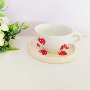 TAZA CERAMICA CON PLATO FRUTILLA Y CORAZON
