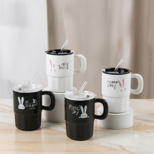 TAZA DE CERÁMICA CON TAPA Y SORBETE