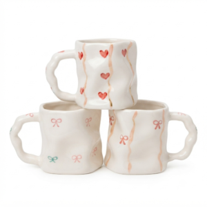 TAZA DE CERAMICA CON DISENOS DE CORAZONES Y MONOS