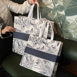 BOLSA DE REGALO REUTILIZABLE ESTAMPADA SURT. - X 12 UNI
