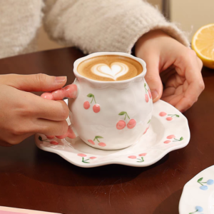 TAZA CON PLATO CERAMICA CEREZAS